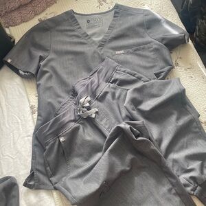 Figs Technical Collection Scrub Set Grey Size M plus 2 extra pairs of fig pants